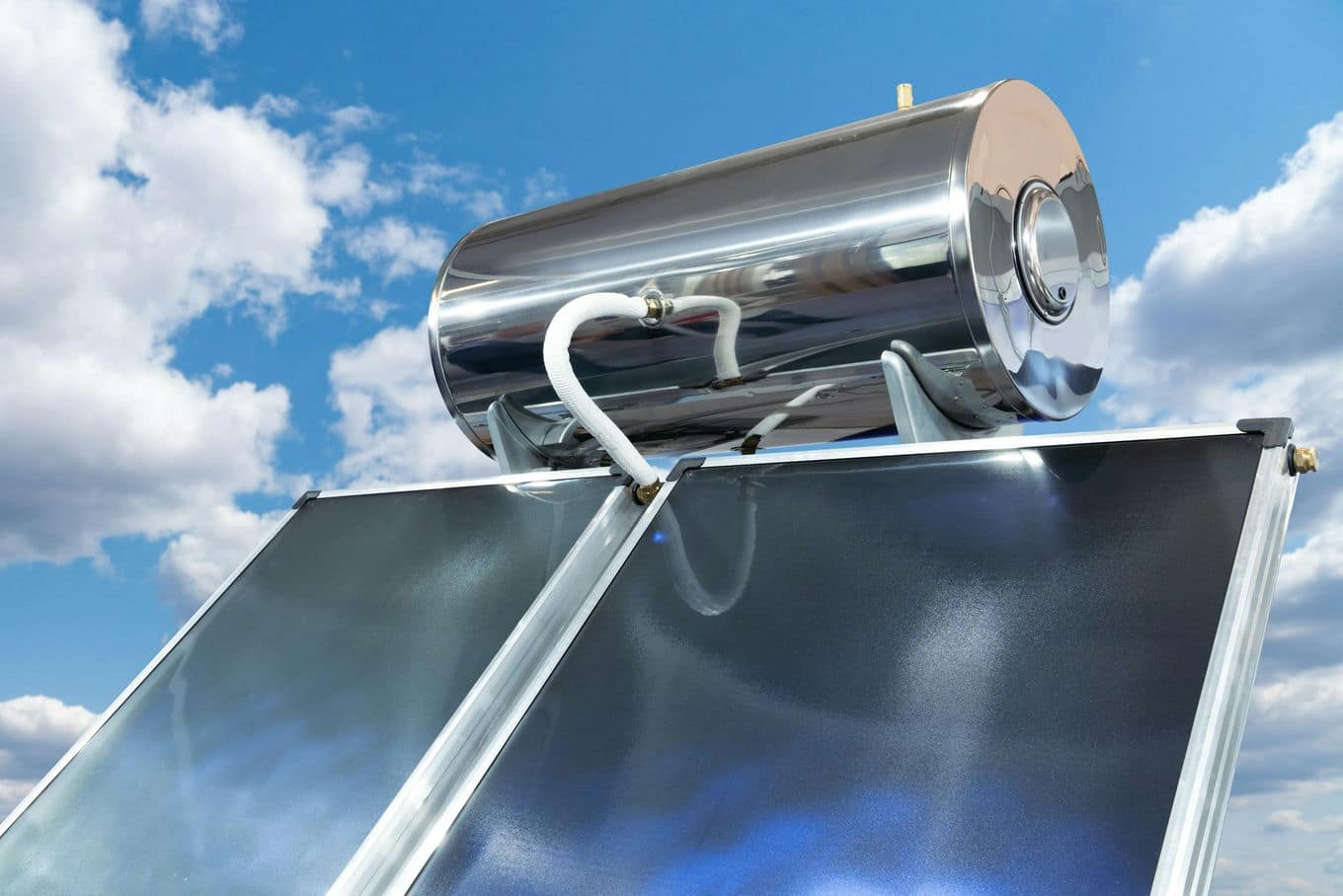 kolektor słoneczny na dachu