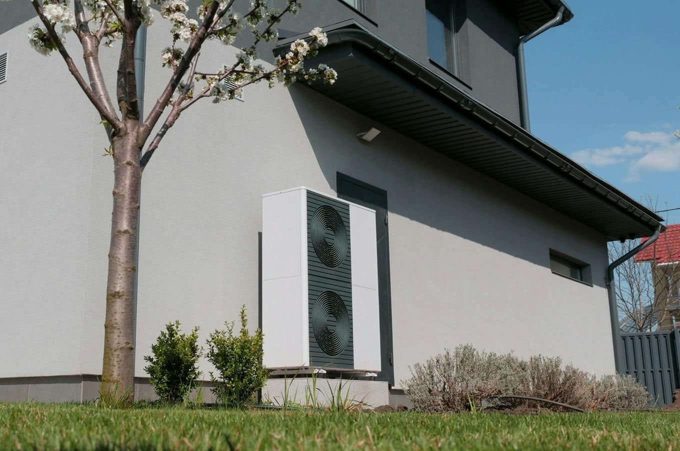 pompa ciepła przy domu